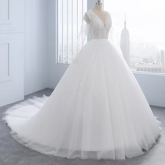 Moderne Mode Ivoire Robe De Mariée 2018 Princesse Perlage Perle En Dentelle Fleur Encolure Dégagée Manches Longues Tribunal Train Mariage