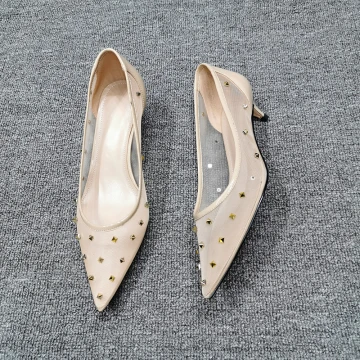 Mooie Prachtige Abrikoos Beige Toevallig Tule Pumps 2020 Klinknagel 4 Cm Naaldhakken Stiletto Lage Hak Spitse Neus Pumps