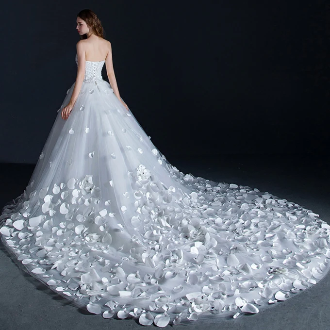 Fantastiske Unike Hvit Brudekjoler 2018 Ballkjole Appliques Beading Rhinestone Kjæreste Ryggløse Uten Ermer Royal Train Bryllup