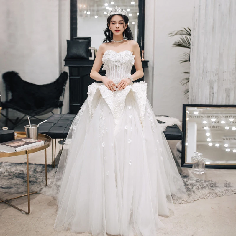 Fantastiske Unike Elfenben Brudekjoler 2018 Ballkjole Blonder Blomst Appliques Rhinestone Kjæreste Ryggløse Uten Ermer Lange Bryllup