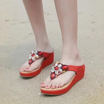 Bohemliv Röd Stranden Toffel Flip Flops 2020 Kristall Rhinestone Platåskor Peep Toe Platt Damskor