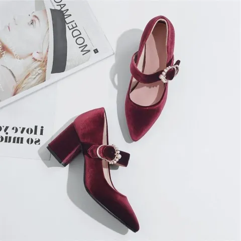 Vintage Burgunderrot Wildleder Brautjungfer Pumps 2020 Perle Schnalle 7 cm Thick Heels Spitzschuh Pumps