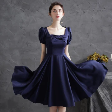 Simple Bleu Marine Satin De Retour Robe De Graduation 2021 Princesse Encolure Carrée Noeud Manches Courtes Mi Longues Robe De Ceremonie
