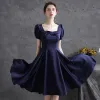 Modest / Simple Navy Blue Satin Homecoming Graduation Dresses 2021 A-Line / Princess Square Neckline Bow Short Sleeve Knee-Length Formal Dresses