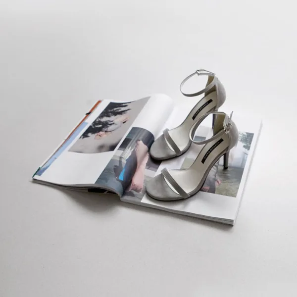 Enkla Sommar Grå Gatukläder Sandaler Dam 2020 Mocka Ankelband 8 cm Stilettklackar Peep Toe Sandaler