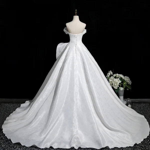 Charmant Weiß Spitze Blumen Applikationen Brautkleider / Hochzeitskleider 2025 Ballkleid Bandeau Ärmellos Rückenfreies Hof-Schleppe Hochzeit