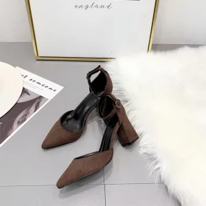Sexig Brun Sommar Gatukläder Sandaler Dam 2020 Mocka Ankelband 8 Cm Tjocka Klackar Spetsiga Sandaler