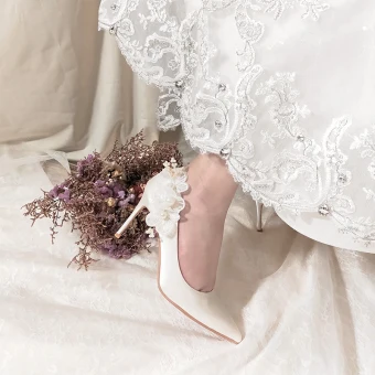 Charming Ivory Satin Pearl Wedding Shoes 2020 Leather Lace Flower 8 Cm Stiletto Heels Pointed Toe Wedding Pumps