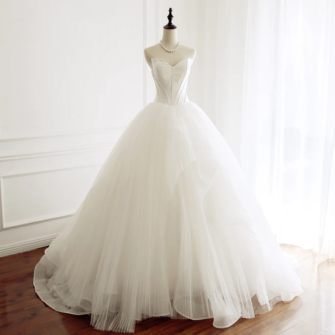 Fine Elfenben Brudekjoler 2018 Ballkjole Fantastiske Unike Kjæreste Uten Ermer Ryggløse Chapel Train Bryllup
