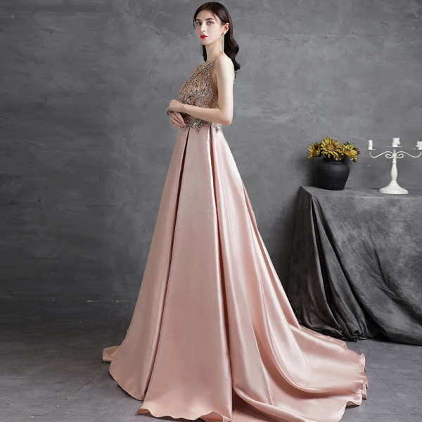 Élégant Champagne Satin Robe De Soirée 2021 Princesse Encolure Dégagée Perlage Faux Diamant Paillettes Sans Manches Train De Balayage Soirée Robe De Ceremonie
