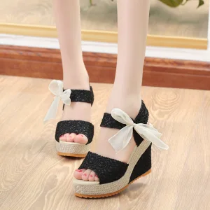 Snygga Fina Svarta Casual Sandaler Dam 2020 Paljetter Rosett 10 Cm Kilklackar Platåskor Peep Toe Sandaler