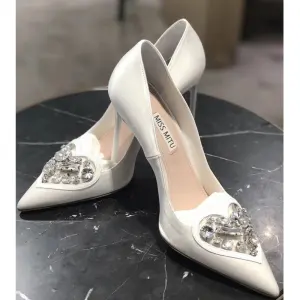 Chic Beautiful White Rhinestone Wedding Shoes 2020 Leather 8 Cm Stiletto Heels Pointed Toe Wedding Pumps