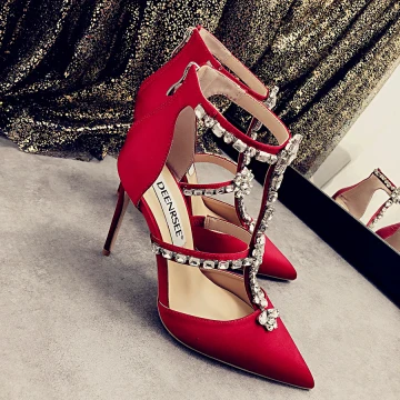 Charmig Röd Afton Sandaler Dam 2020 Läder Rhinestone T Rem 9 Cm Stilettklackar Spetsiga Sandaler