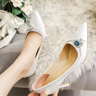 Mode Blanche Chaussure De Mariée 2020 Cuir Faux Diamant 8 Cm Talons Aiguilles À Bout Pointu Mariage Escarpins
