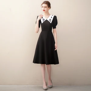 Élégant Noire Satin De Retour Robe De Graduation 2020 Princesse V Cou Manches Courtes Mi Longues Robe De Ceremonie