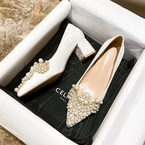 Elegantes Marfil Con Encaje Zapatos De Novia 2020 Rhinestone Perla 7 Cm Talones Gruesos Punta Estrecha Boda Tacones