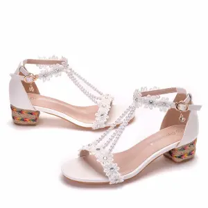 Elegante Ivoor Tuin Outdoor Sandalen Dames 2020 Parel T Strap Rhinestone Kant Bloem 4 Cm Dikke Hak Lage Hak Peep Toe Sandalen