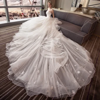 Élégant Ivoire Robe De Mariée 2018 Robe Boule En Dentelle Fleur Perle Volants En Cascade Bustier Dos Nu Sans Manches Royal Train Mariage