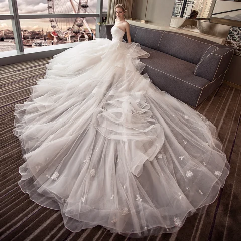 Elegante Ivory / Creme Brautkleider / Hochzeitskleider 2018 Ballkleid Spitze Blumen Perle Fallende Rüsche Bandeau Rückenfreies Ärmellos Königliche Schleppe Hochzeit