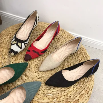 Enkla Gatukläder Låg Klack Pumps 2020 4 Cm Tjocka Klackar Spetsiga Pumps
