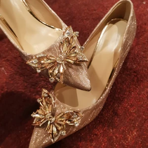 Charming Champagne Crystal Wedding Shoes 2020 Leather Rhinestone Sequins 10 Cm Stiletto Heels Pointed Toe Wedding Pumps