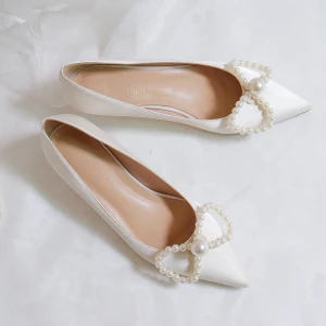 Elegante Ivoor Parel Strik Bruidsschoenen 2020 3 Cm Naaldhakken Stiletto Lage Hak Spitse Neus Huwelijk Pumps