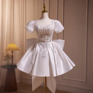 Charmant Blanche Perlage Perle Faux Diamant Courte Robe De Fête 2024 Encolure Carrée Manches Courtes Dos Nu Noeud Robe De Ceremonie