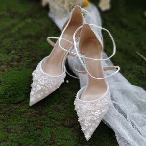 Élégant Blanche Chaussure De Mariée 2020 Bride Cheville Appliques 6 Cm Talons Aiguilles À Bout Pointu Mariage Talons