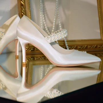 Eleganta Elfenben Satin Pärla Brudskor 2020 8 Cm Stilettklackar Spetsiga Bröllop Pumps