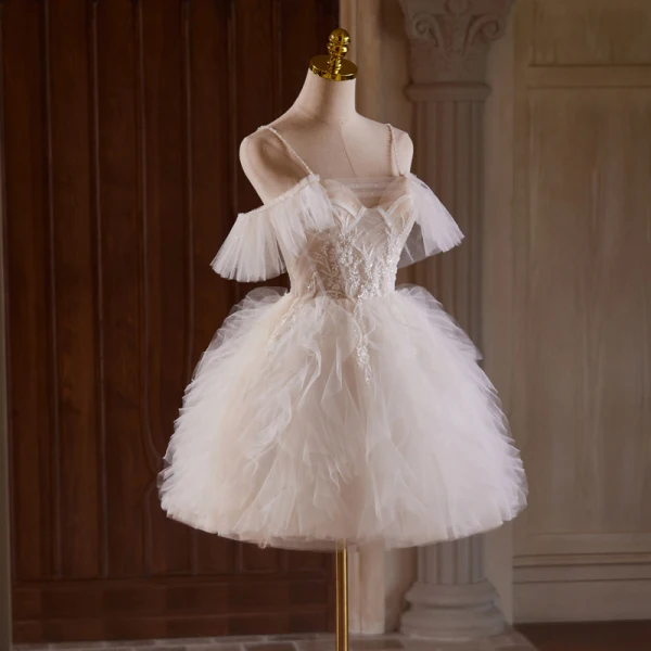 Chic / Belle Blanche Perle En Dentelle Fleur Courte Volants en Cascade Robe De Fête 2024 Robe Boule Bretelles Spaghetti Sans Manches Dos Nu Robe De Ceremonie