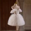 Chic / Belle Blanche Perle En Dentelle Fleur Courte Volants en Cascade Robe De Fête 2024 Robe Boule Bretelles Spaghetti Sans Manches Dos Nu Robe De Ceremonie