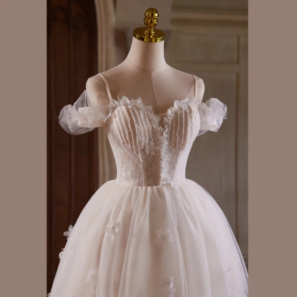 Charmant Blanche Perlage En Dentelle Fleur Appliques Courte Robe De Fête 2024 Robe Boule Bretelles Spaghetti Sans Manches Dos Nu Robe De Ceremonie
