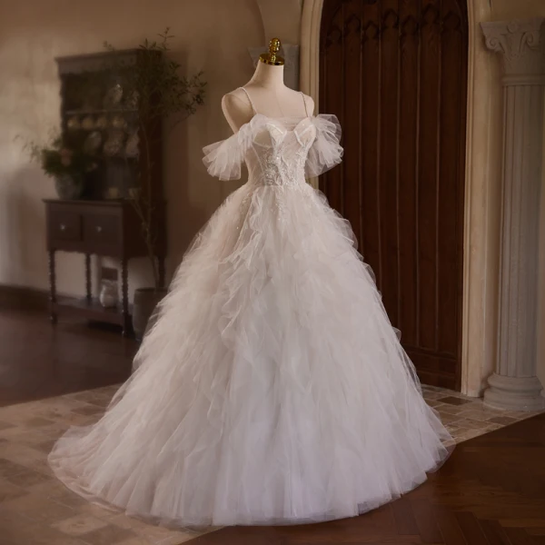 Charmant Blanche Perlage Paillettes Perle En Dentelle Fleur Volants en Cascade Légère Robe De Mariée 2024 Robe Boule Bretelles Spaghetti Sans Manches Dos Nu
