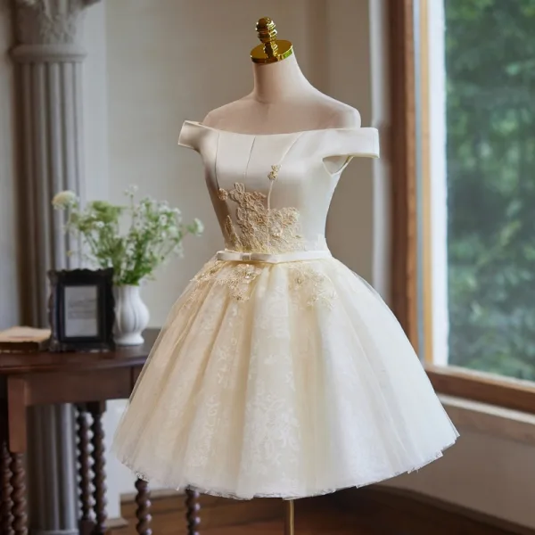Schlicht Champagner Spitze Blumen Schleife Stoffgürtel Kurze Partykleider 2024 Ballkleid Off Shoulder Ärmellos Rückenfreies Abend Festliche Kleider