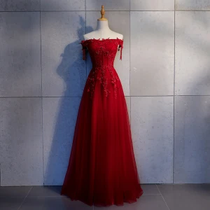 Snygga Fina Burgundy Aftonklänningar 2018 Prinsessa Appliqués Spets Beading Tassel Kristall Pärla Av Axeln Ärmlös Halterneck Formella Klänningar