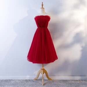 Sexy Burgunder Festkjoler 2018 Prinsesse Plissert Strapless Ryggløse Uten Ermer Knelengde Formelle Kjoler