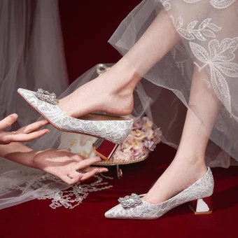 Charmant Argenté En Dentelle Faux Diamant Chaussure De Mariée 2020 Mariage 6 Cm Talons Épais À Bout Pointu Escarpins