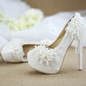 Elegant Chic Beautiful Ivory Pearl Tassel Wedding Shoes 2020 Lace Flower 14 Cm Stiletto Heels Round Toe Wedding Pumps