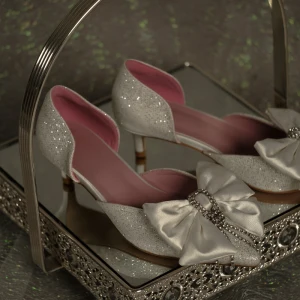 Elegancka Cekinami Srebrny Buty Ślubne 2020 Satyna Kokarda Rhinestone Kutas 4 Cm Szpilki Niski Obcas Szpiczaste Ślub Na Obcasie
