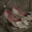 Edles Glanz Silber Brautschuhe 2020 Satin Schleife Strass Quaste 4 cm Stilettos Low Heel Spitzschuh Hochzeit High Heels