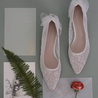 Chic Beautiful White See Through Wedding Shoes 2020 Lace Flower Bow Leather 3 Cm Stiletto Heels Low Heel Pointed Toe Wedding Pumps