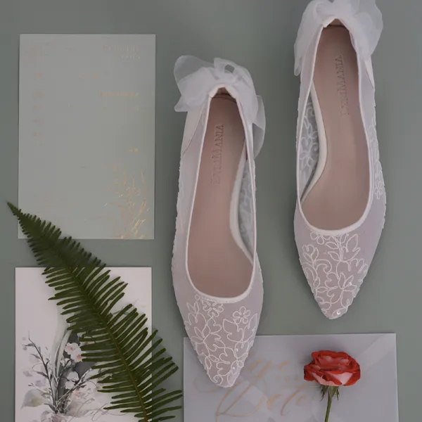 Piękne Białe Przezroczyste Buty Ślubne 2020 Z Koronki Kwiat Kokarda Skórzany 3 cm Szpilki Niski Obcas Szpiczaste Ślub Czółenka