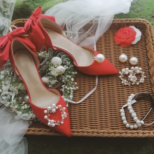 Elegancka Czerwone Satyna Ślub Buty Ślubne 2020 Perła Rhinestone Kokarda 8 Cm Szpilki Szpiczaste Na Obcasie