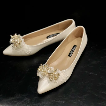Eleganta Elfenben Spets Blomma Rhinestone Platt Brudskor 2020 Läder Pärla Spetsiga Bröllop Klackskor
