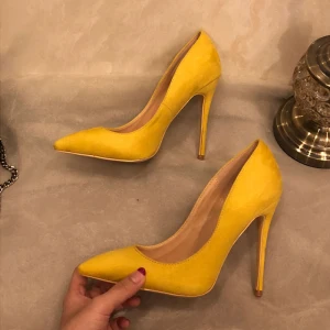 Chic Belle Jaune Vêtement De Rue Daim Escarpins 2021 12 Cm Talons Aiguilles À Bout Pointu Talons Hauts