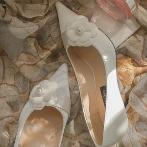 Elegant Ivory Satin Flower Wedding Shoes 2021 7 Cm Stiletto Heels Wedding Pointed Toe High Heels
