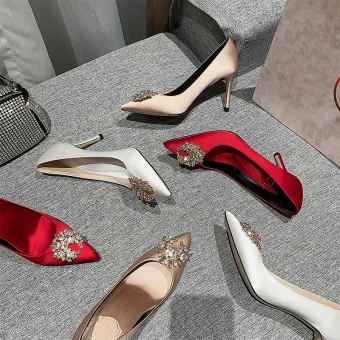 Élégant Ivoire Satin Faux Diamant Chaussure De Mariée 2021 8 Cm Talons Aiguilles Talons Hauts À Bout Pointu Mariage Escarpins