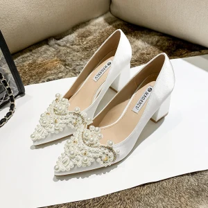 Élégant Blanche Perle Faux Diamant Satin Chaussure De Mariée 2021 7 Cm Talons Épais Talons Hauts À Bout Pointu Mariage Escarpins
