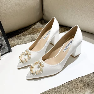 Elegant Fine Hvit Satin Perle Rhinestone Brudesko 2021 7 Cm Tykk Hæler Spisse Bryllup Høyhælte Pumps