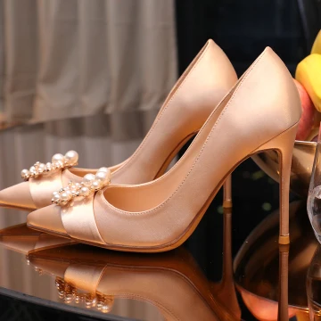 Mooie Prachtige Champagne Bruidsmeisjes Satijn Pumps 2021 Rhinestone Parel 10 Cm Naaldhakken Stiletto Spitse Neus Hoge Hakken